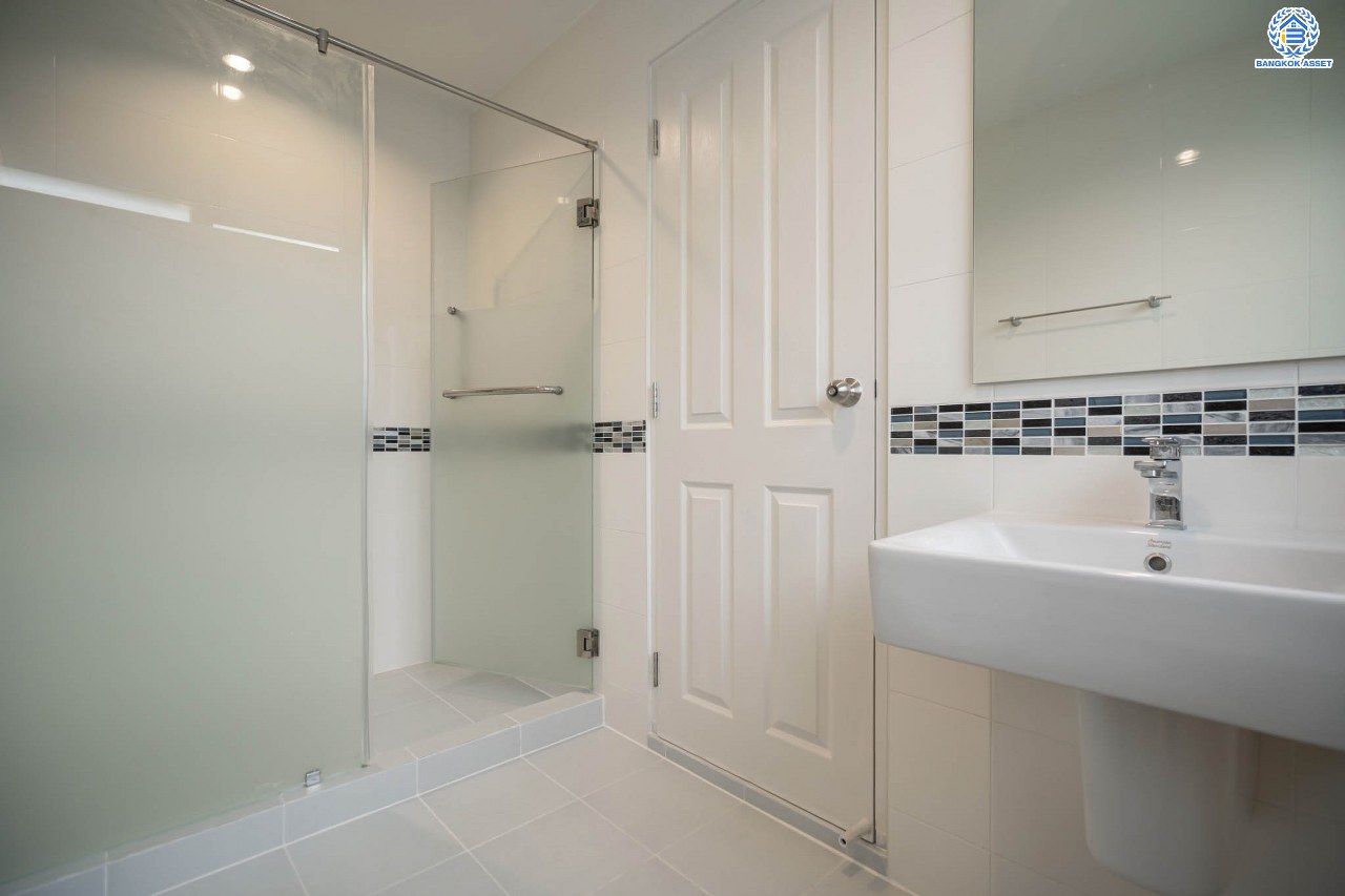 บ้านมือสองตกแต่งใหม่ แบรนด์ Q.House โครงการ คาซ่าแกรนด์ รัตนาธิเบศร์-ราชพฤกษ์ หลังมุม เนื้อที่ 87.5 ตร.ว. ฟังก์ชัน 3 ห้องนอน 4 ห้องน้ำ จอดรถได้ 2 คัน พร้อม Facilities ครบครัน บนทำเลเดินทางสะดวก ติดถนนราชพฤกษ์ ใกล้เซ็นทรัลเวสต์เกต และรถไฟฟ้าสายสีม่วง "สถานีบางรักใหญ่"